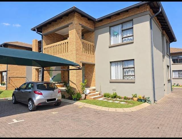 2 BEDROOM TOWNHOUSE FOR SALE IN BRACKENHURST